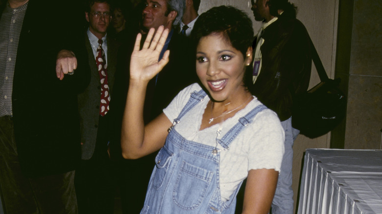 Toni Braxton waving, 1994