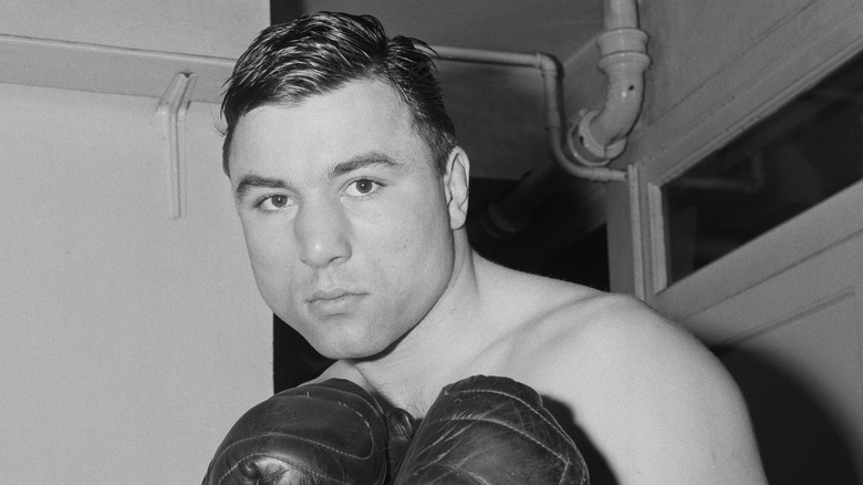 George Chuvalo fists up boxing gloves