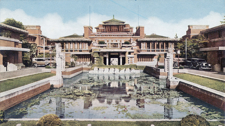 Wright's Imperial Hotel in the 1930s