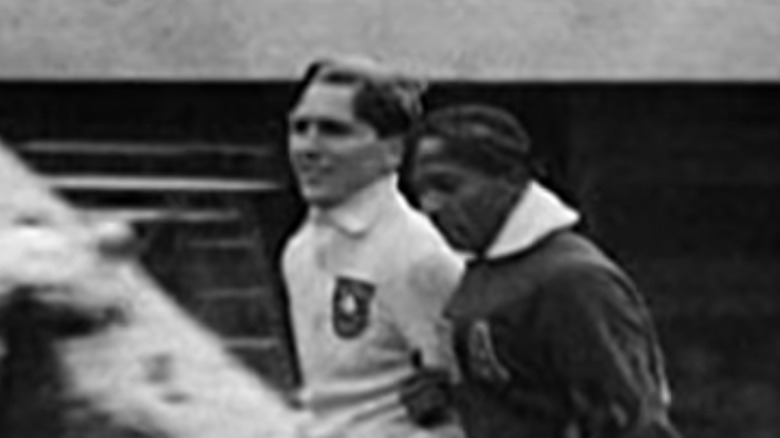 Luz Long and Jesse Owens arm in arm