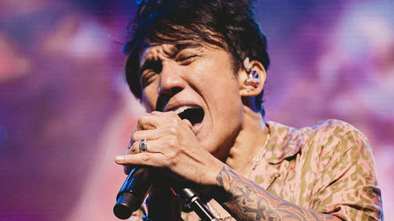 Arnel Pineda singing eyes closed