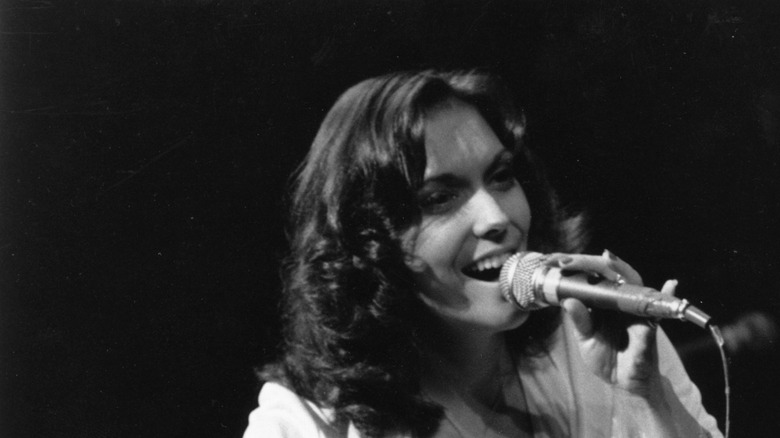 Karen Carpenter singer holding microphone and singing