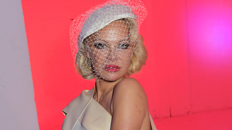 Pamela Anderson veil hat