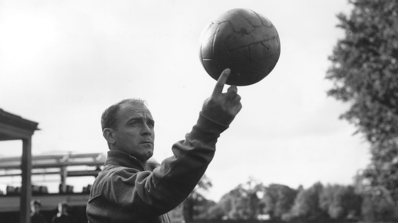 Alfredo Di Stéfano spinning the ball on his finger