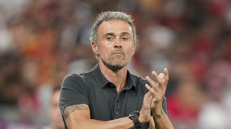 Luis Enrique clapping