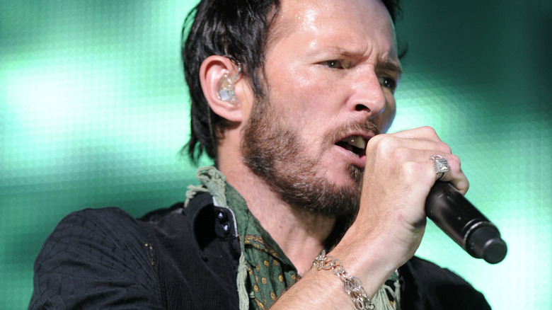 Scott Weiland singing in mic