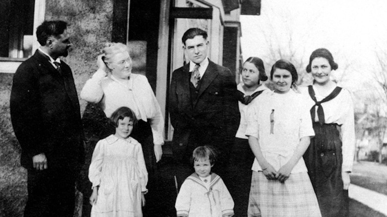 Leicester Hemingway as a child (center) 