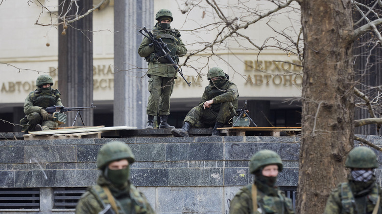 soldiers with guns in ukraine