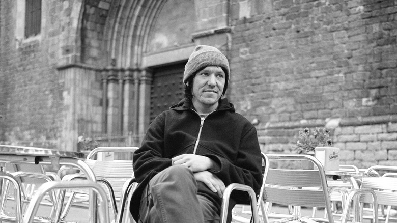 Elliott Smith at outdoor cafe