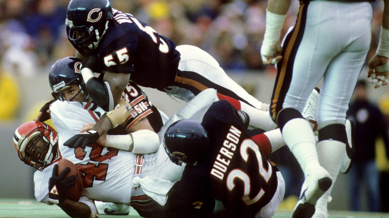 Dave Duerson making a tackle