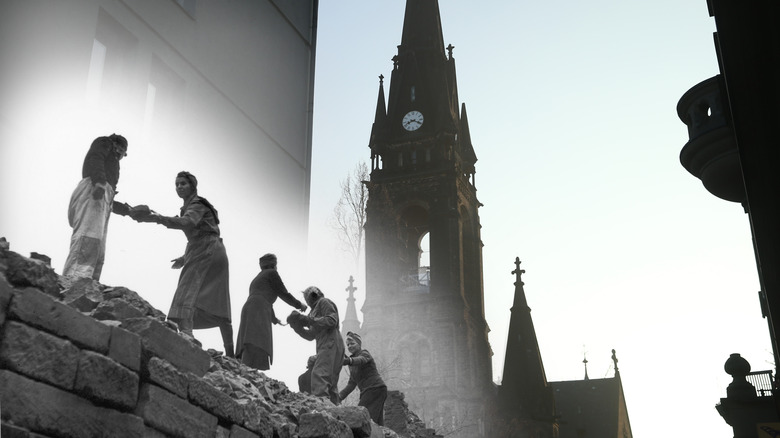 Dresden citizens clear up rubble