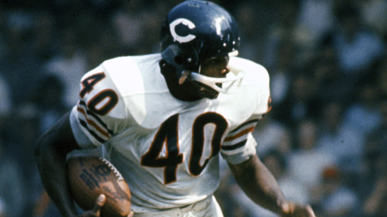 Gale Sayers on a rushing attempt