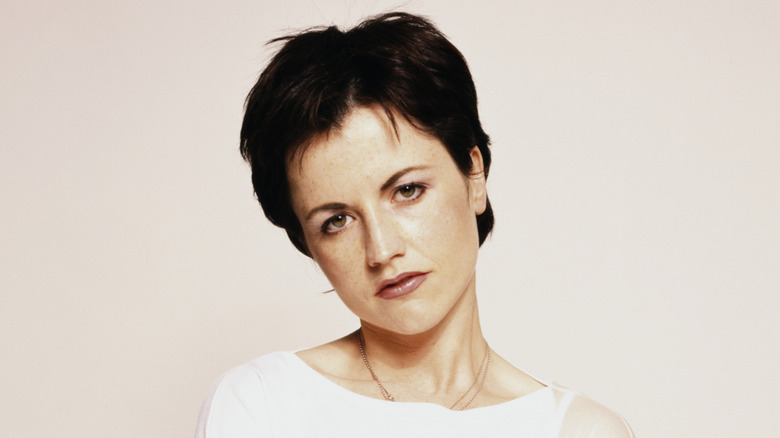 dolores o'riordan tilting head in 2000s publicity photo