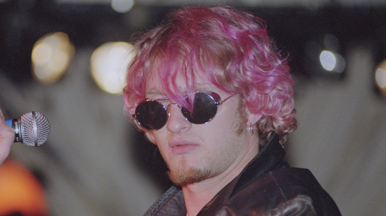 layne staley on stage with pink hair looking away