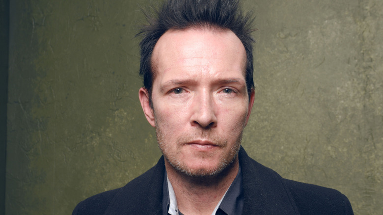 scott weiland poses for publicity photo in 2015