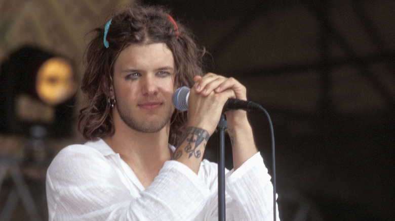 shannon hoon holds microphone in all white onstage at woodstock '94