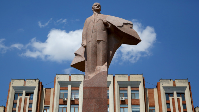 Lenin statue before Transnistrian building