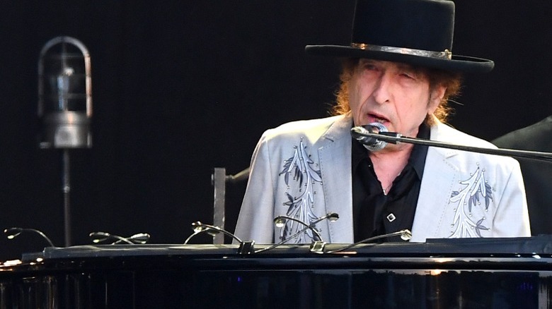 Bob Dylan black hat singing