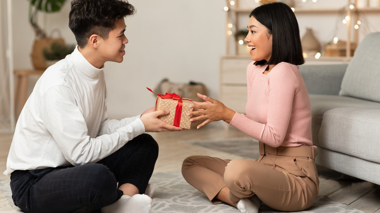  couple involved in Christmas gift exchange