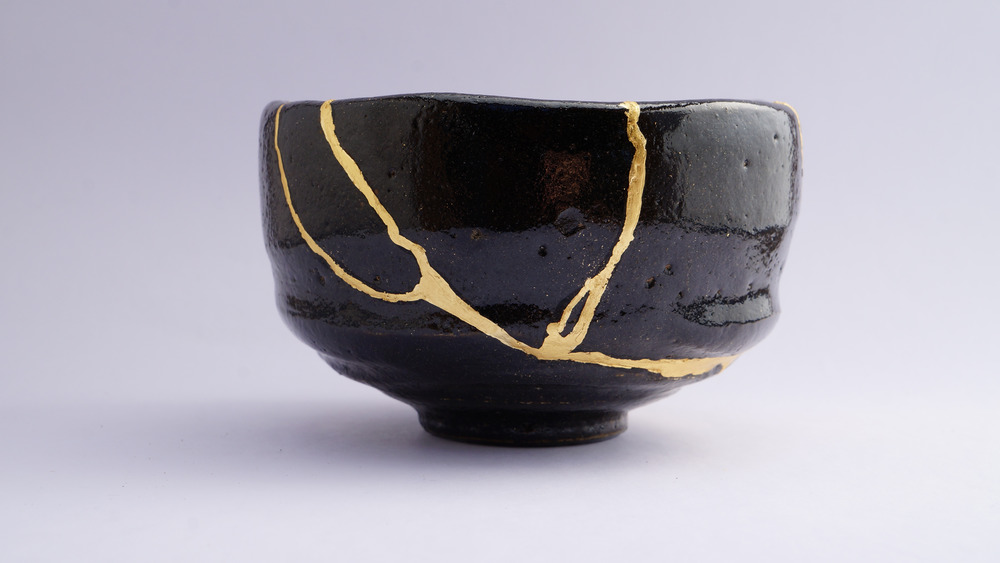 Japanese pottery style known as "kintsugi"