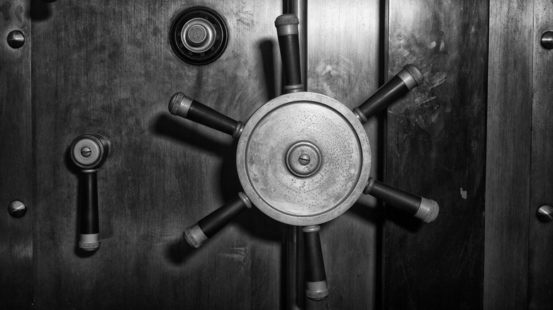 Handle on a safe door