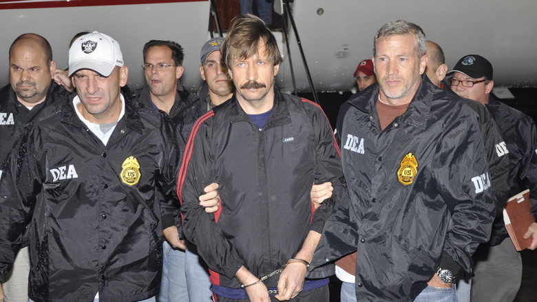 Viktor Bout in handcuffs with DEA agents