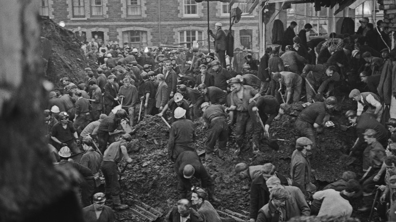 rescue workers at aberfan wales