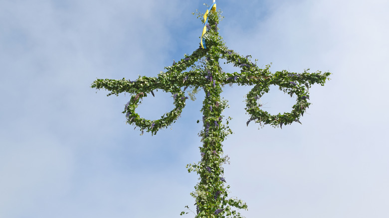 Garlands on maypole