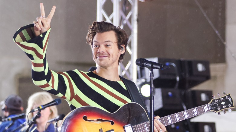 Harry Styles holding up peace sign