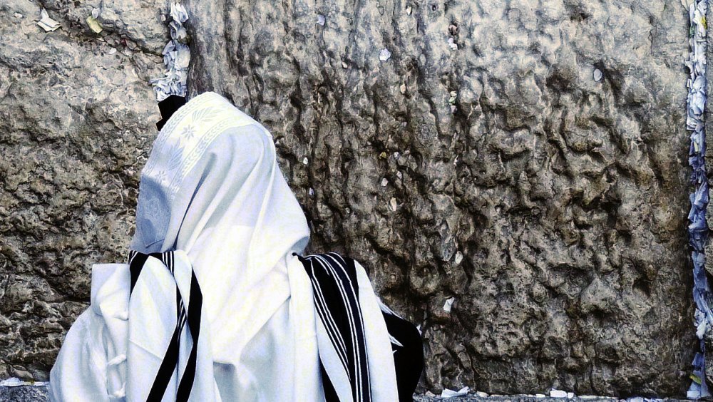 Jewish woman near the western wall