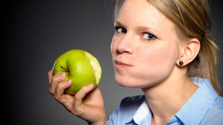 woman eating apple