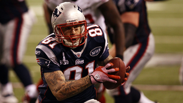 aaron hernandez on the field for the patriots