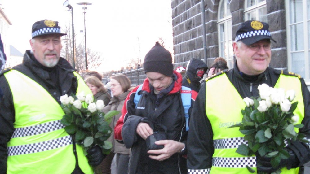 Protests on Austurvöllur because of the Icelandic economic crisis. Protesters have given flowers to police officers.