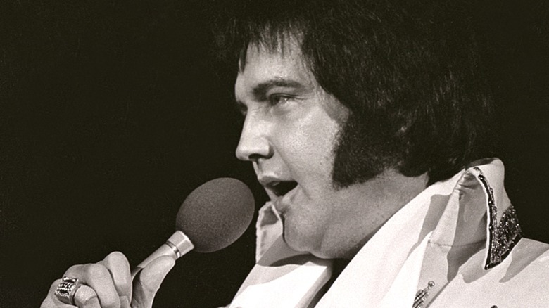 Elvis holding microphone in 1977