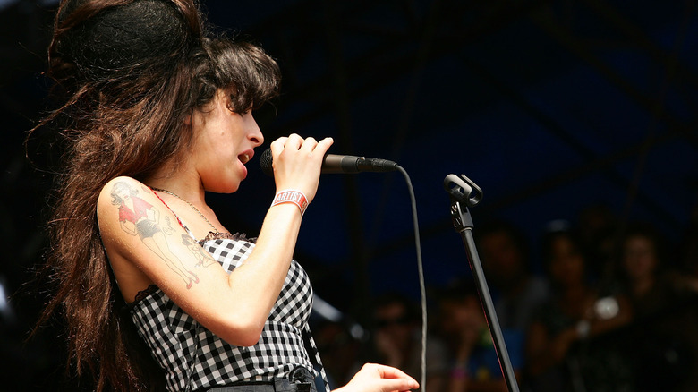 Amy Winehouse singing 