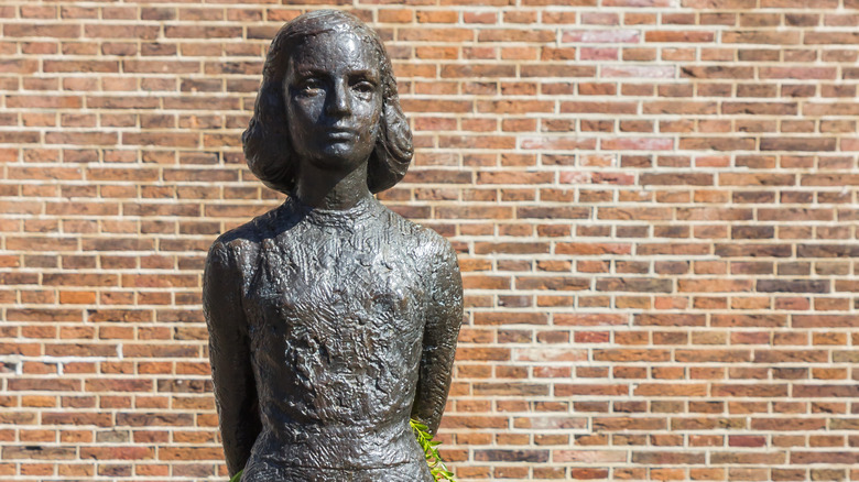 Anne frank statue