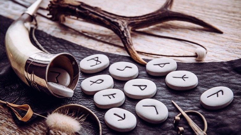 Viking rune stones, divination 