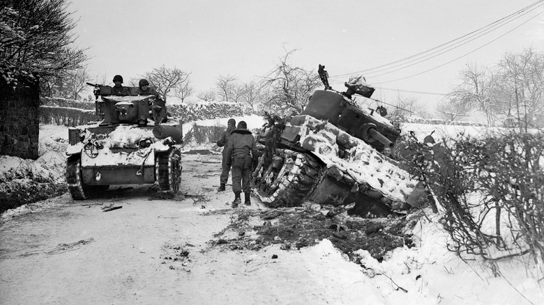 battle of the bulge, troops fighting the snow 