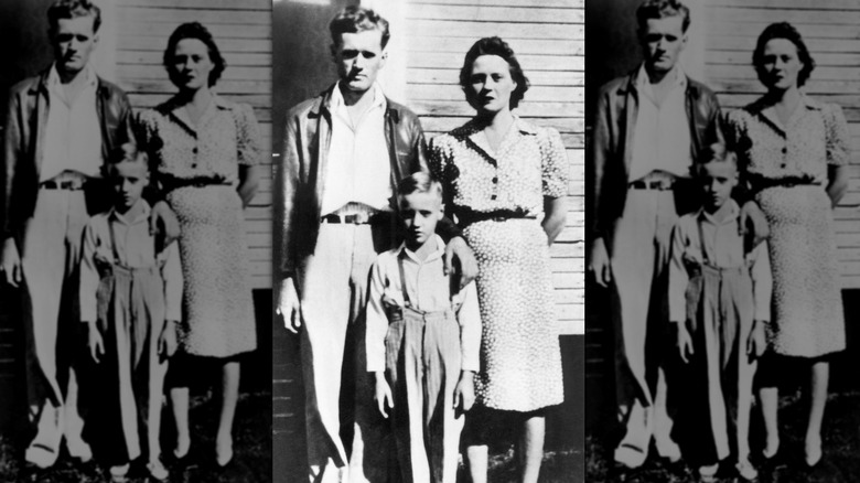 Young Elvis poses with parents