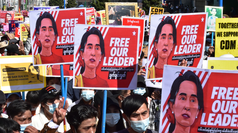 Signs and marches in support of Aung San Suu Kyi