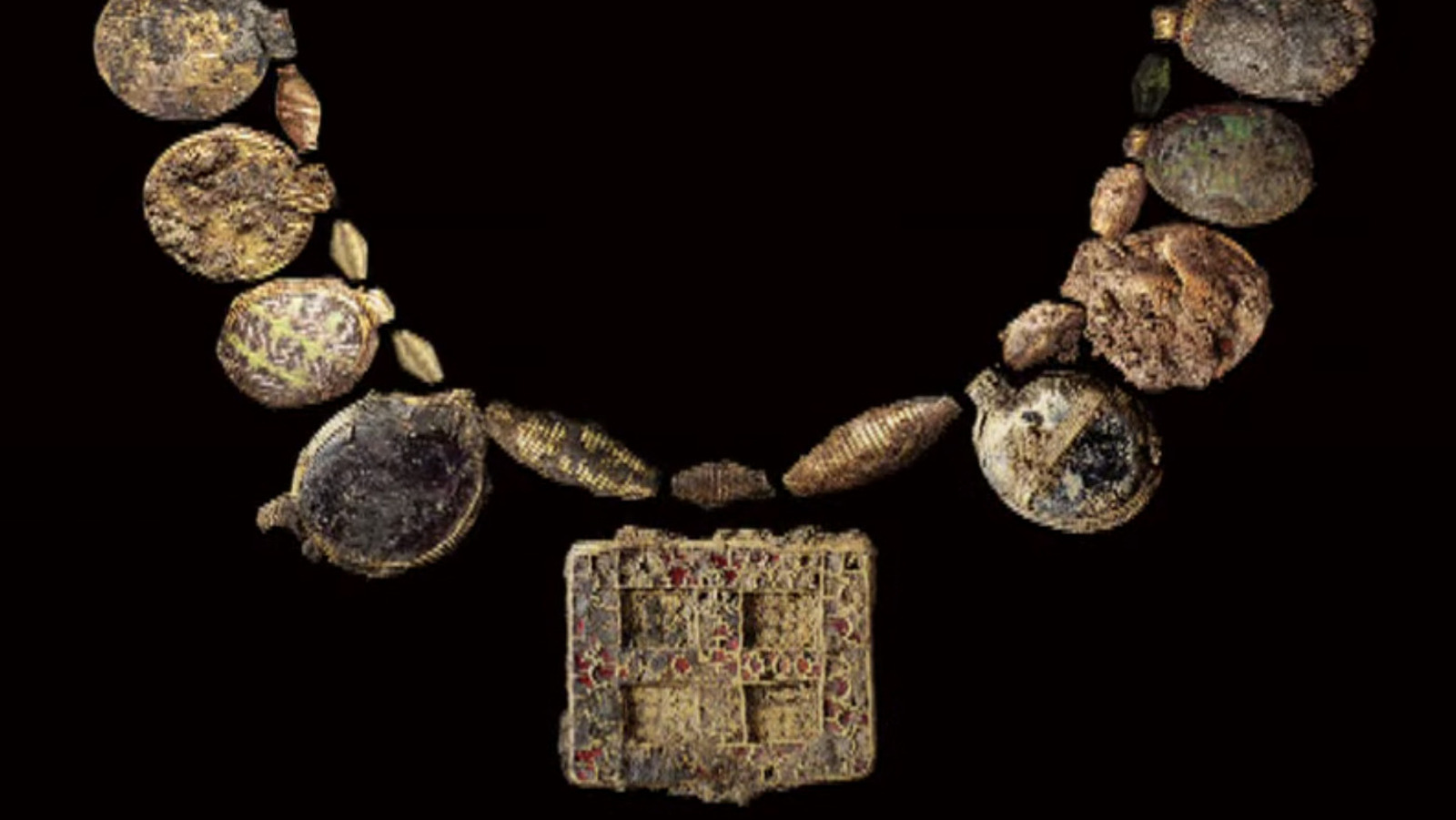 what-does-a-necklace-found-at-an-english-burial-site-tell-us-about