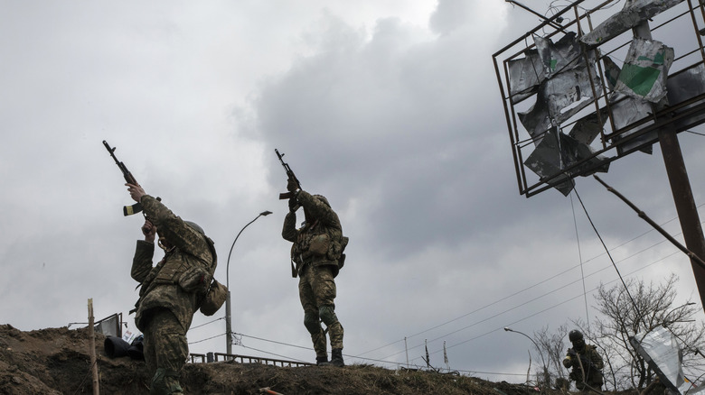 Ukrainian soldiers guns up