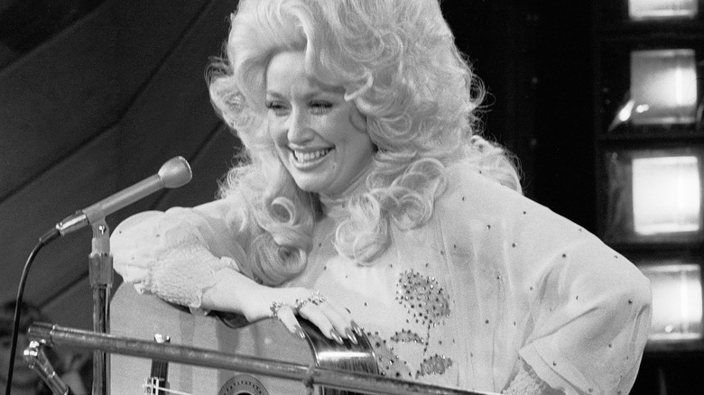 Dolly Parton on stage in 1977