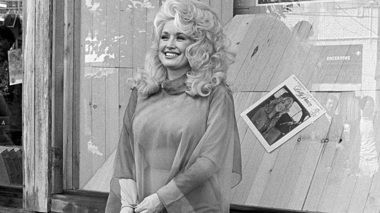 Dolly Parton posing for pictures