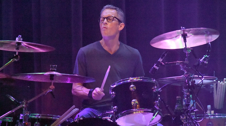 Dave Krusen playing drums