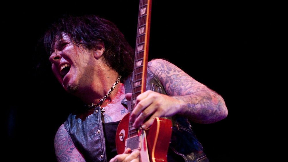 Tracii Guns playing guitar