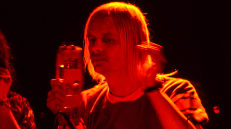 ted templeman playing tambourine in a club in 1979