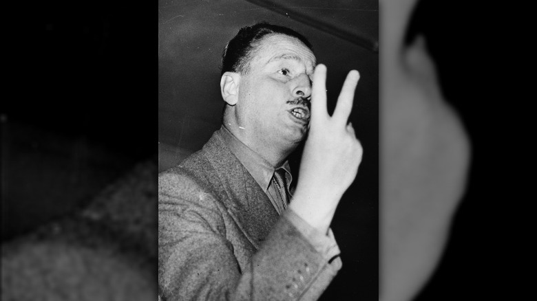 Oswald Mosley two fingers