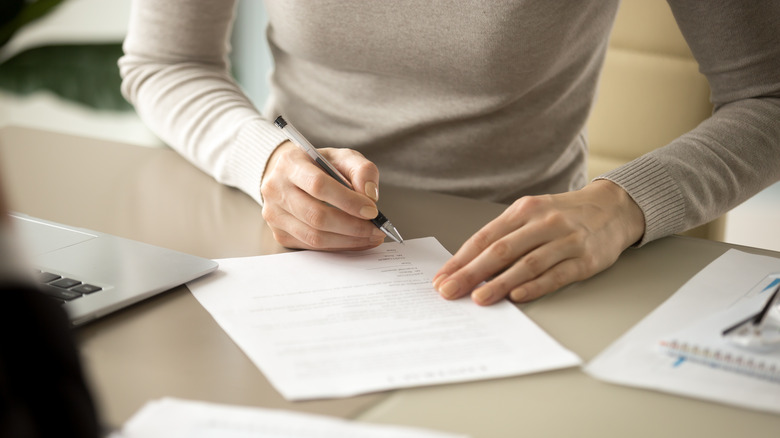 woman signing congract