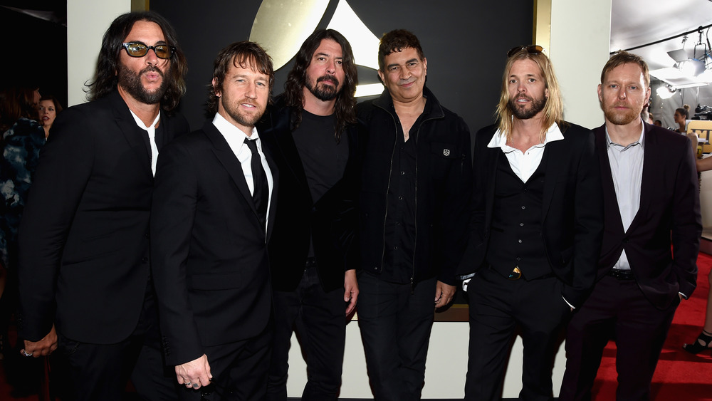 Franz Stahl, Chris Shiflett, Dave Grohl, Pat Smear, Taylor Hawkins and Nate Mendel of Foo Fighters